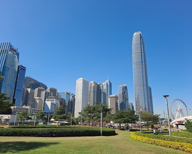 香港人才政策2024/2025年最新解读：申请香港身份（户口）有哪些好处？9种香港落户途径！